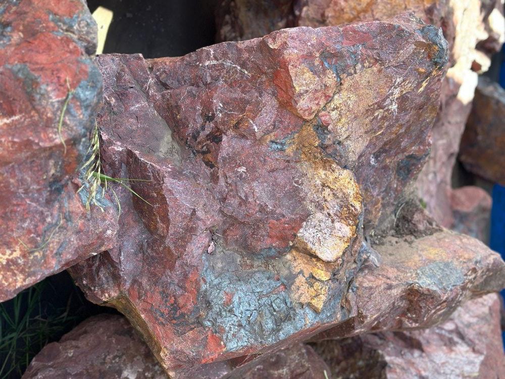 Камни для ландшафтного дизайна красно-фиолетовые 10-60 килограмм купить в Республике Бурятия