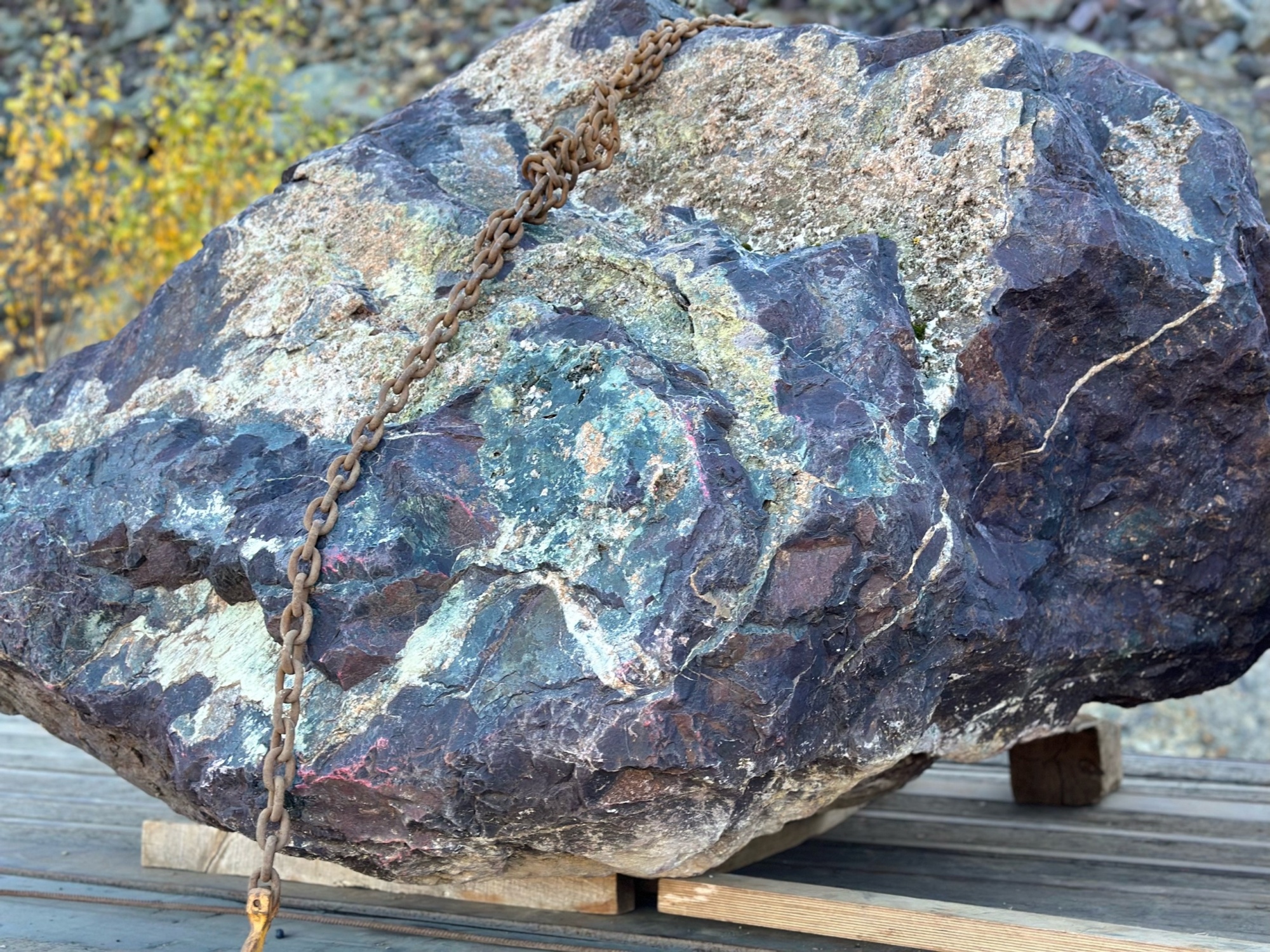 Огромные красно-фиолетовые валуны для ландшафтного дизайна весом более 5 тонн купить в Республике Бурятия