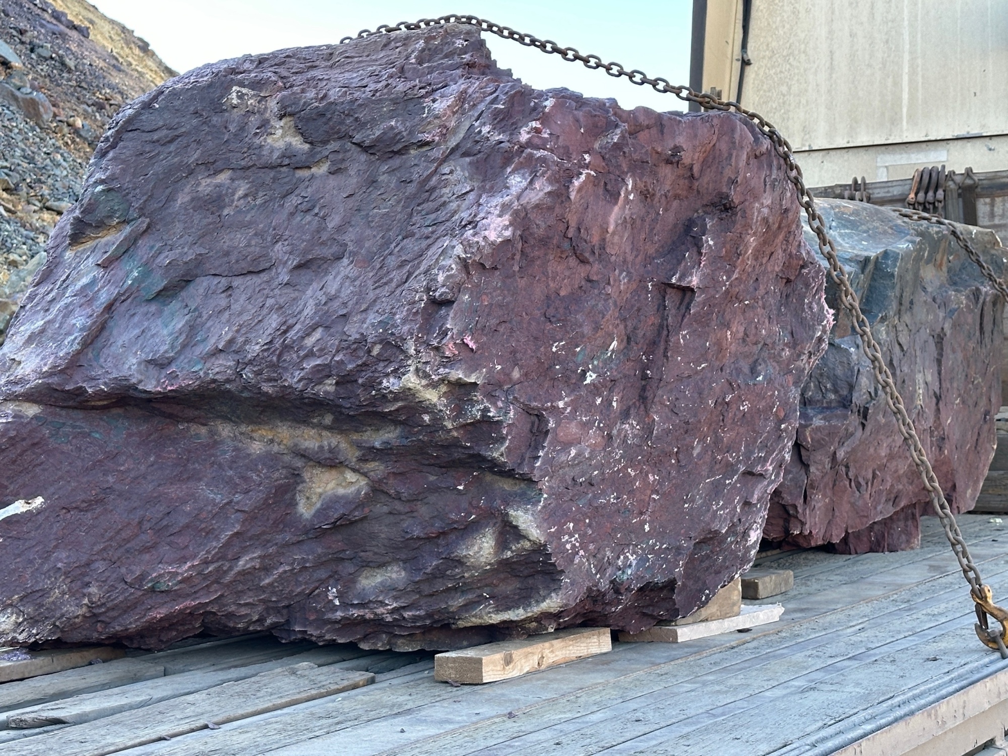 Огромные красно-фиолетовые валуны для ландшафтного дизайна весом более 5 тонн купить в Республике Бурятия