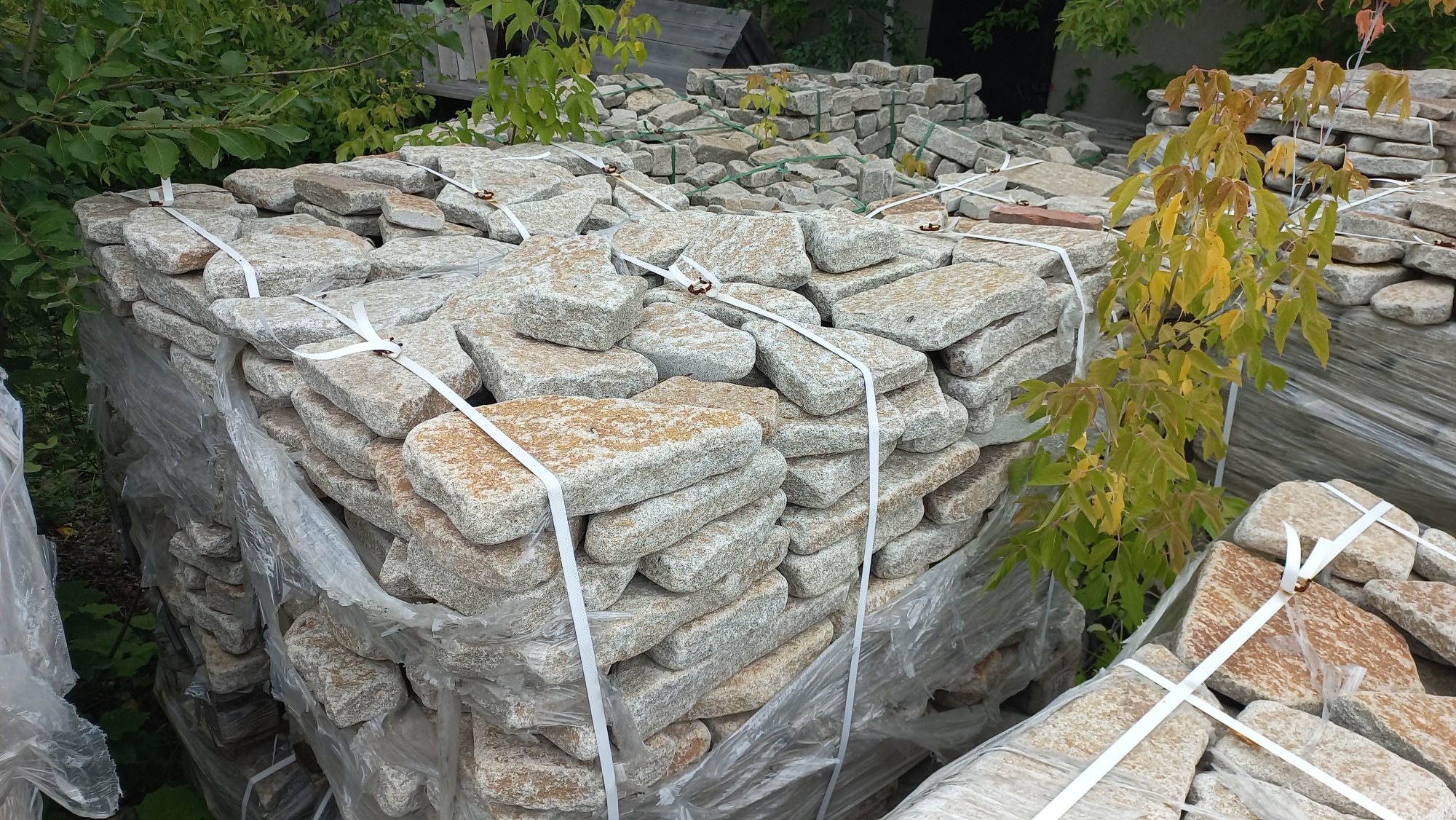 Плитняк галтованный гранитный для ландшафтного дизайна купить в Республике Бурятия