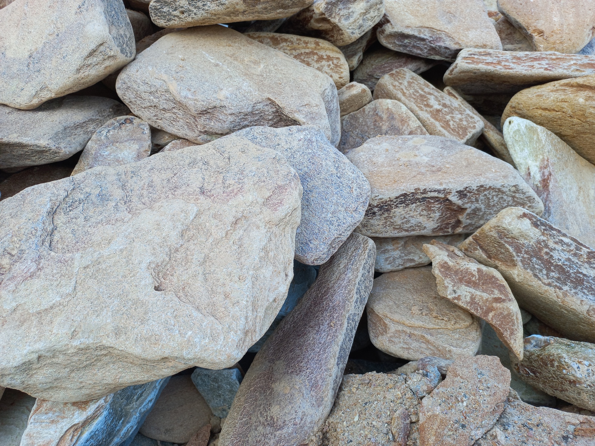 Златолит жёлтый, жёлто-зелёный глыбки и валуны для ланшафтного дизайна купить в Республике Бурятия