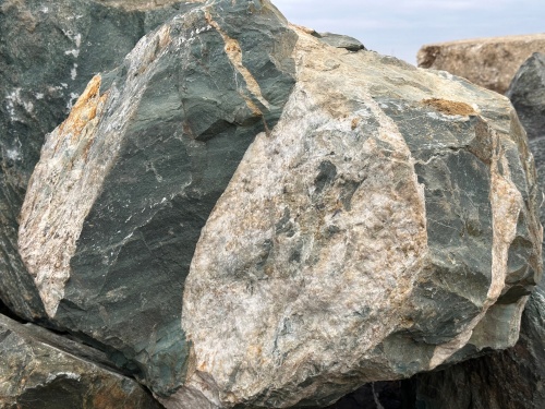 Гигантские зелёные валуны для ландшафтного дизайна весом более 5 тонн купить в Республике Бурятия