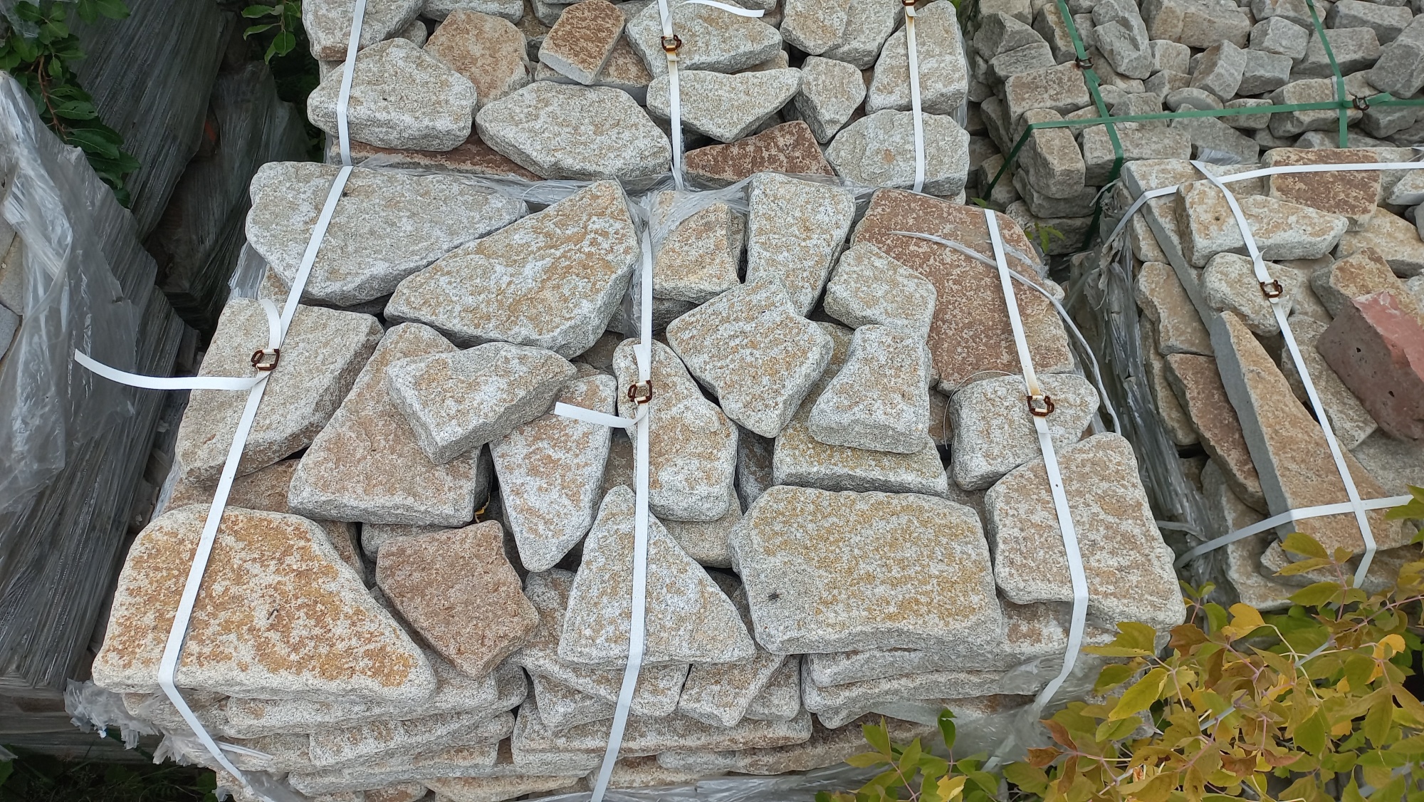 Плитняк галтованный гранитный для ландшафтного дизайна купить в Республике Бурятия