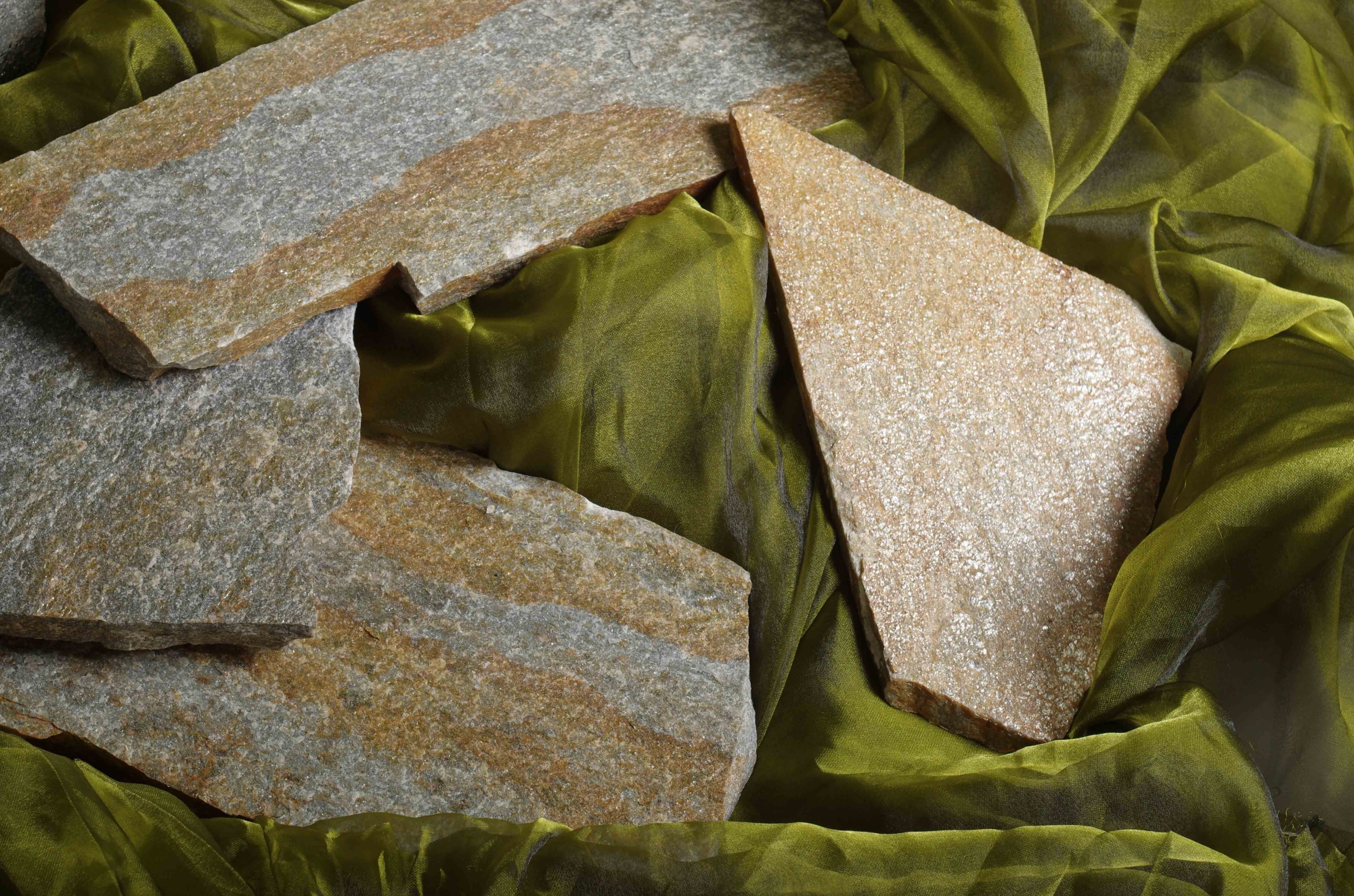 Плитняк златолит Уральский для цоколя, отмостки купить в Республике Бурятия